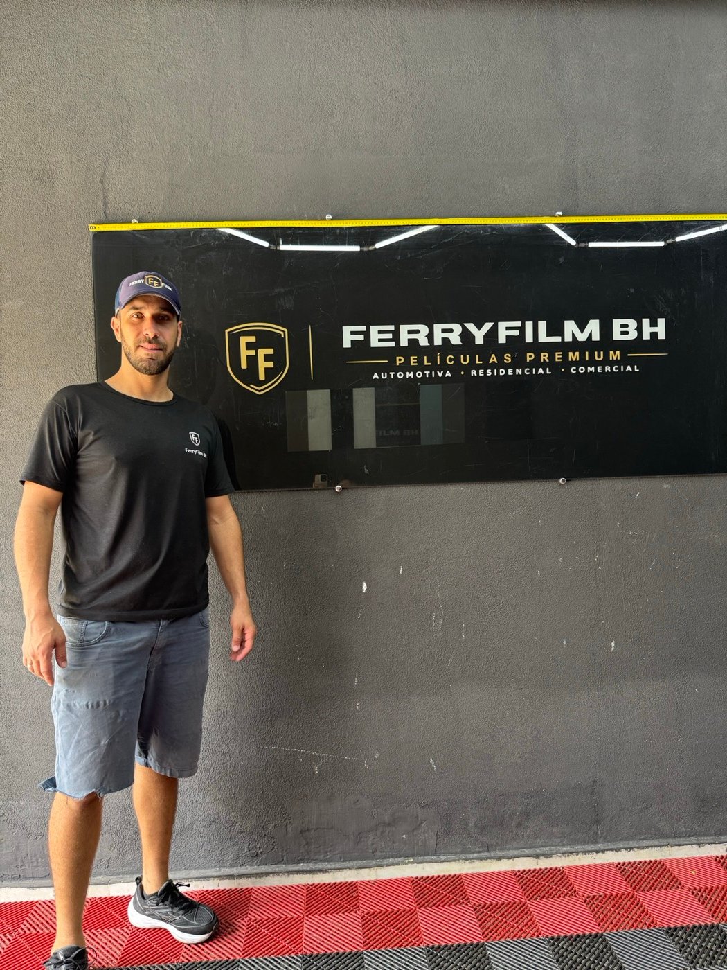Artur, fundador da Ferry Film BH, no estúdio